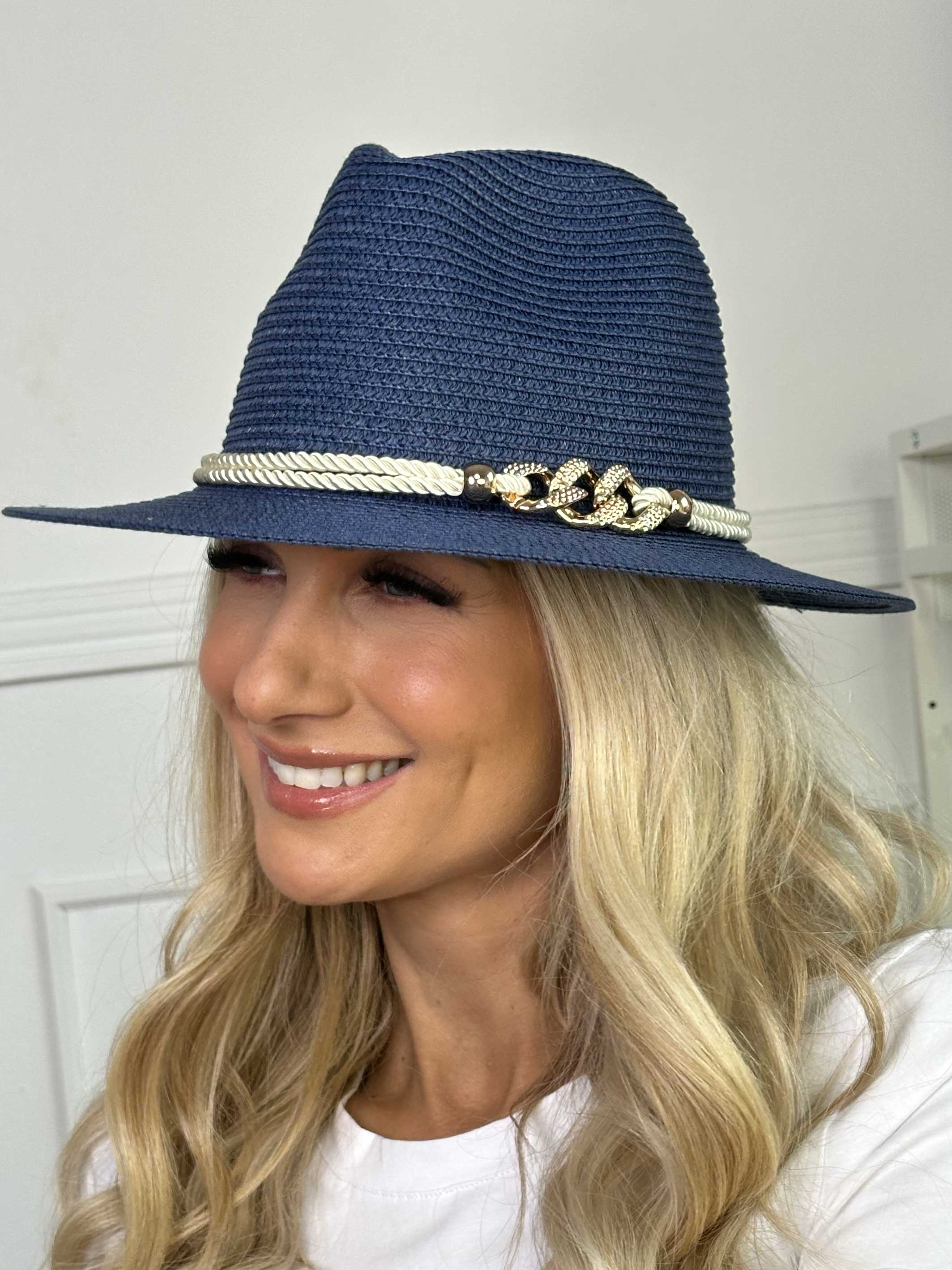 Olivias - Hatt med glänsande snöre och smycken